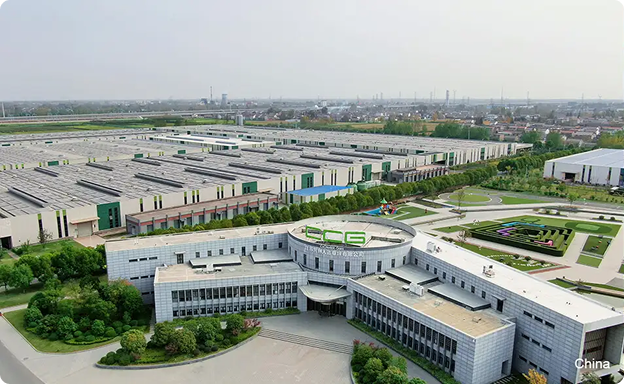 usine de production de gazon synthétique avec entrepôts et lignes de fabrication industrielle