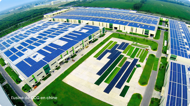 usine de production de gazon synthétique équipée de panneaux solaires pour une production responsable